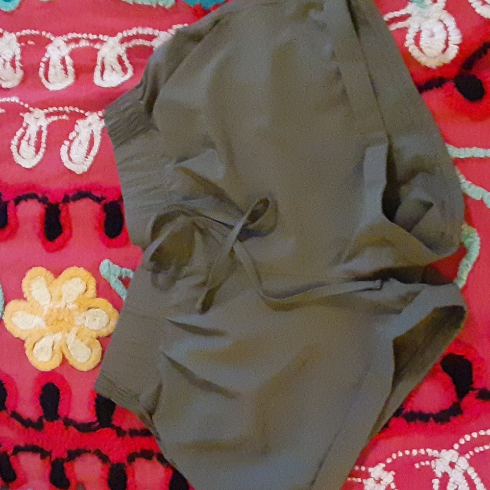 Zyia summer shorts olive xs